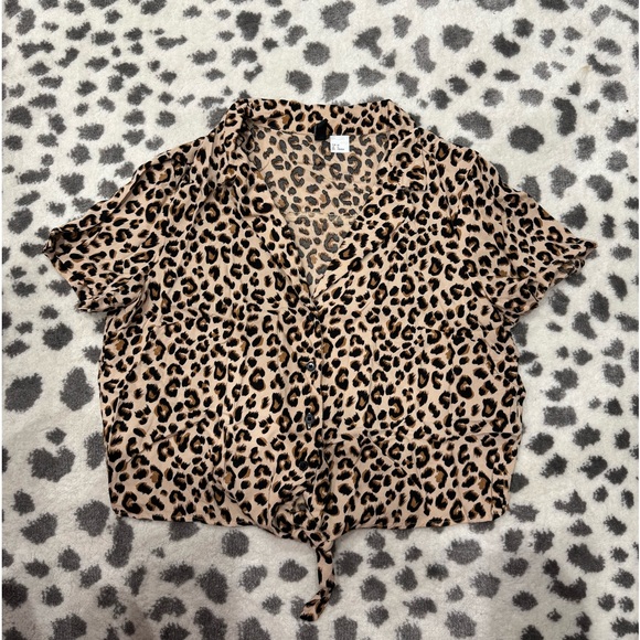 Women’s H&M button-up with front tie detail - size medium - Picture 1 of 4